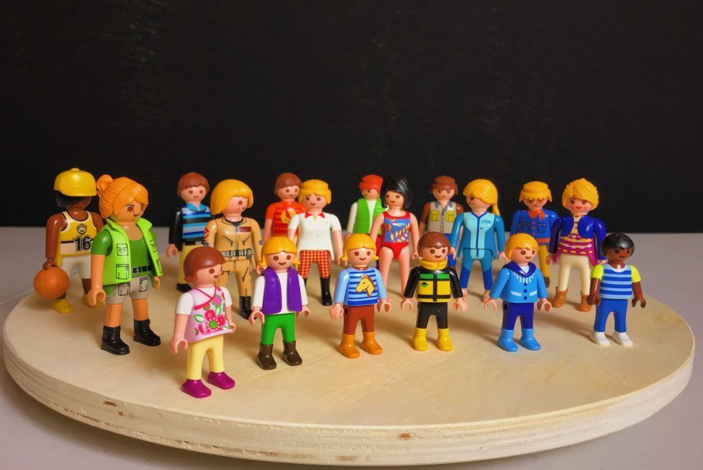 Muñecos de Playmobil en sesión de terapia individual
